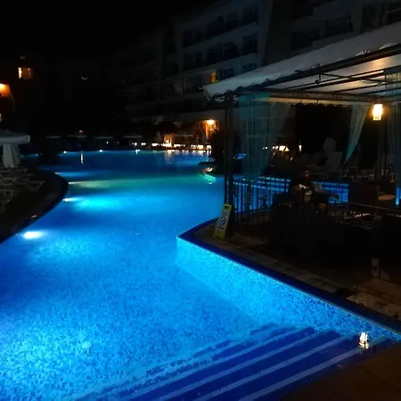 Daisy Grand Kamelia ساني بيتش